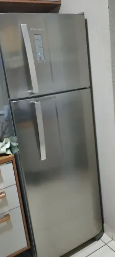 Vende-se geladeira Eletrolux.