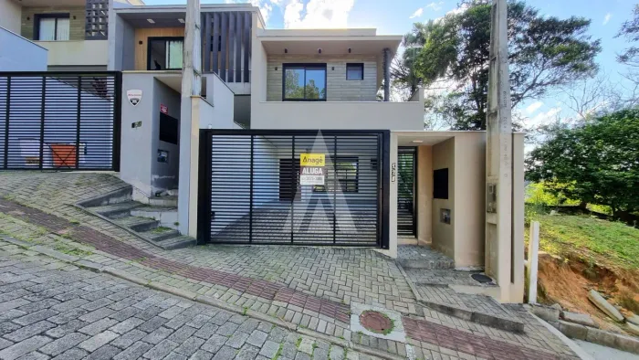 Geminado com 3 suítes, sendo 2 demi-suíte, 1 banheiro social, sacada e portão eletrônico n