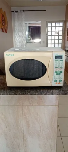 Microondas Cônsul 26 LTS funcionando.
