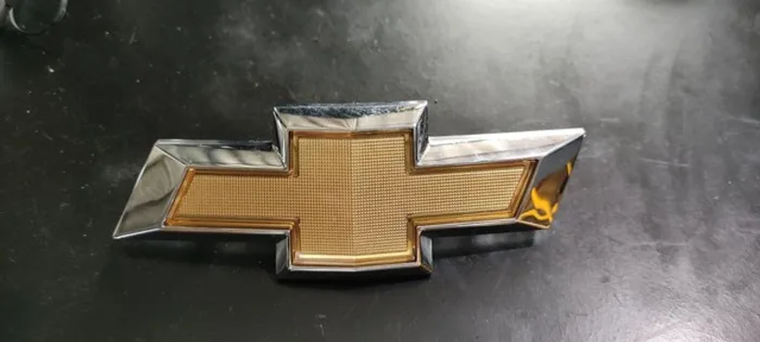 Emblema gravata Chevrolet Onix Prisma 2012 2013 2014 2015 2016 2017 2018 2019