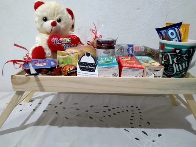 Cesta de café da manhã ,chocolate ,namorados e outras