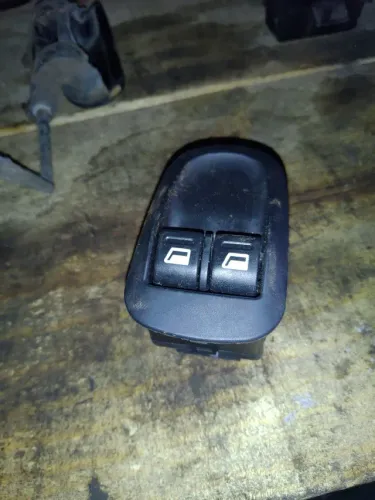 Botão dos vidros dianteiros Peugeot 206