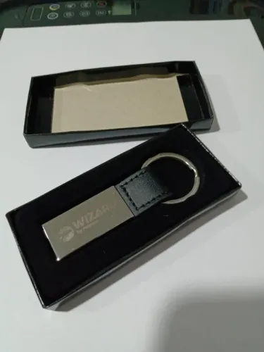 Chaveiro de metal aço escovado com logo Wizard