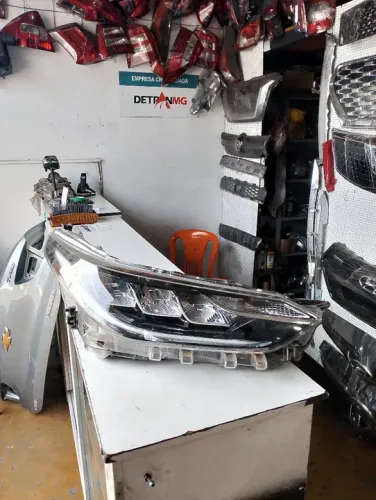 Farol direito Yaris led original usado 