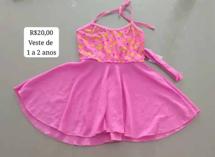 Várias opções de roupa infantil para meninas 