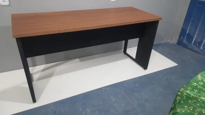 Mesa em estilo industrial