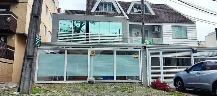 Sobrado com três quartos, no Bacacheri em Curitiba