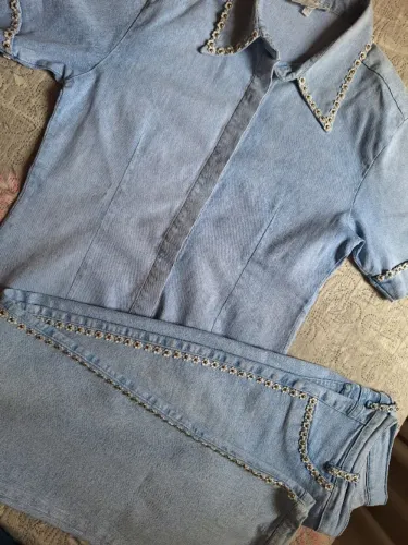 CONJUNTO JEANS FEMININO JAQUETA E CALÇA DECOR. COM TACHAS TAM P USADO EM BOM ESTADO
