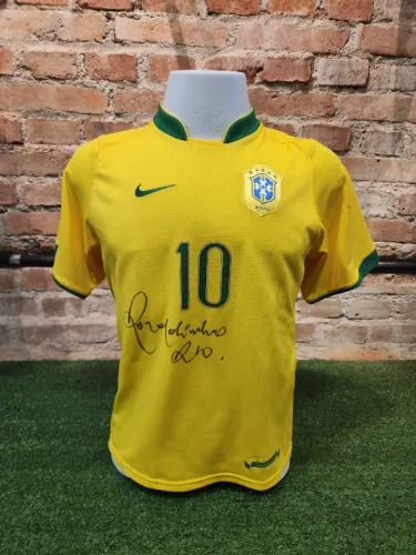 Camiseta R10 Autografada - Seleção Brasileira 2010 Ronaldinho Gaucho