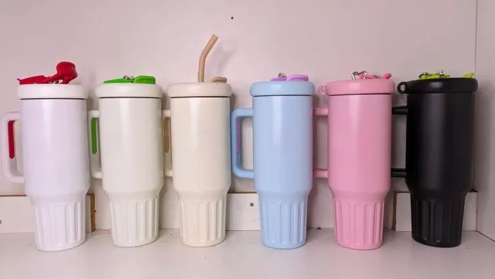 Canecas Térmicas Personalizadas com canudo de aço e chaveiro modelo novo