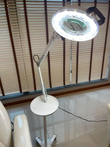 Lupa com iluminação LED Autovolt com tripé - Estek