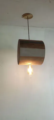 Luminária em marchetataria rústica