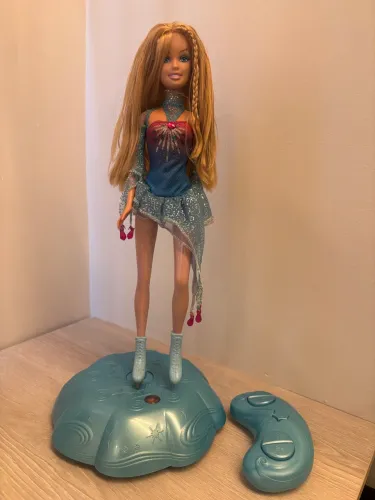 Barbie patinadora no gelo com controle