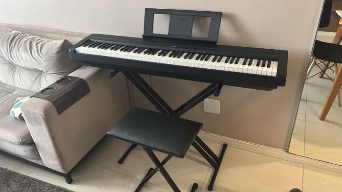 Piano Digital Yamaha P-45 + Suporte + Banco - Completo e em ótimo estado!