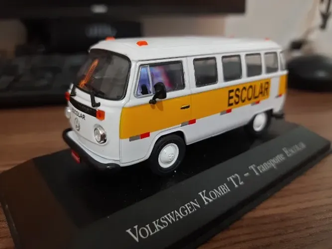 Miniatura Kombi escolar 1:43 com acrílico