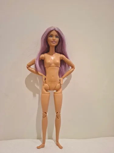 Boneca Barbie negra articulada