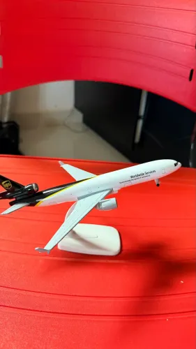 Miniatura de avião UPS 15cm