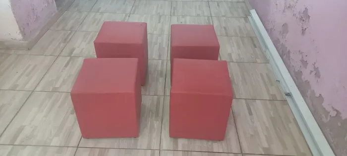 4 Bancos tipo puff estofados vermelhos