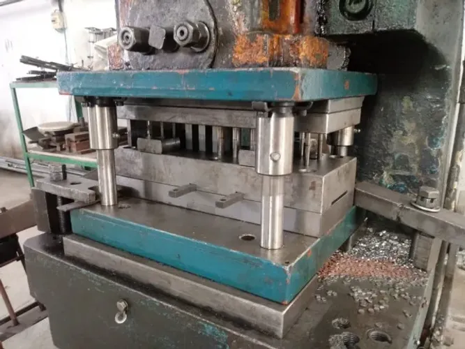 Conjunto de Ferramentas de estampo progressiva para fabricação de dobradiças.