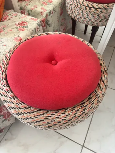 Puffs Artesanato Cordas e Pés de madeira guarda-volumes