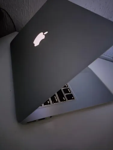 Macbook Air 13 Intel i7 8gb SSD 512gb