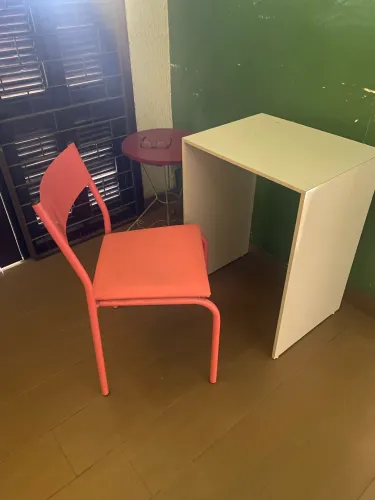 Escrivaninha com cadeira