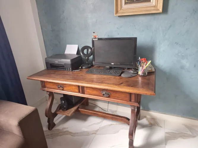 Mesa de madeira Maciça. Com 2 gavetas. Medida 1.50x070 .nem um quebrado .década de 60