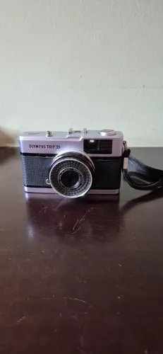 Câmera Olympus Trip 35, um modelo clássico de câmera analógica compacta de 35mm. <br><br><br><br><br><br>
