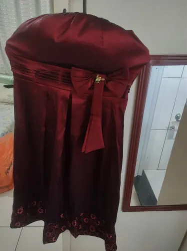 Vestido de festa vermelho com detalhe de laço