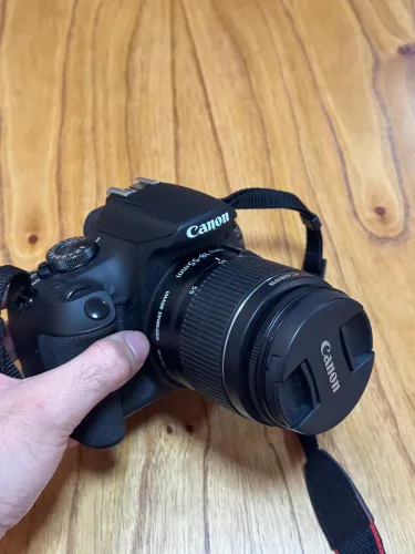 Camera Canon EOS Rebel T7 com lente 18-55mm IS II