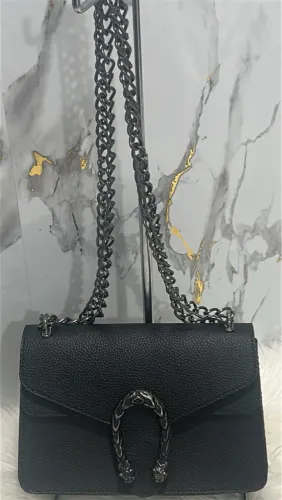 Bolsa de Ombro Preta com Detalhes 120