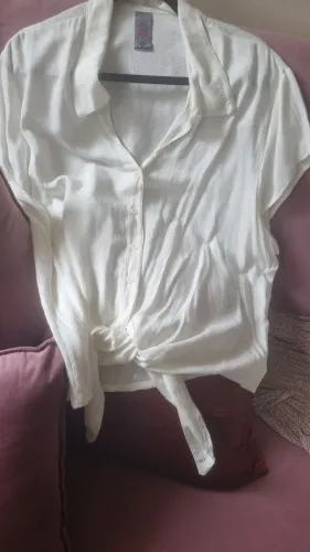Blusa branca de viscose com nó