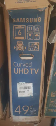 TV Samsung  49'' tela  Curva na caixa, para retirar peça 