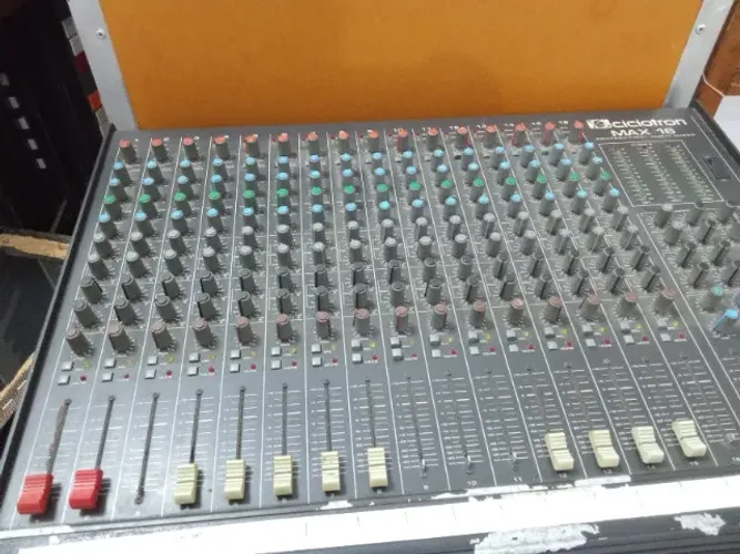 Mesa de  Som  e  Amplificador  Ciclotron