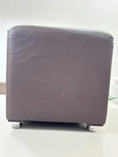 puff em courinho, com pé, cor marron em excelente condções de uso