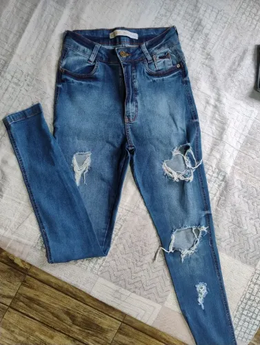 Calça jeans skinny destroyed