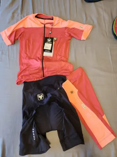 Conjunto novo da Free Force (blusa tamanho P e bermuda M) 