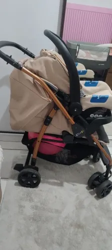 Carrinho com bebê conforto Burigotto