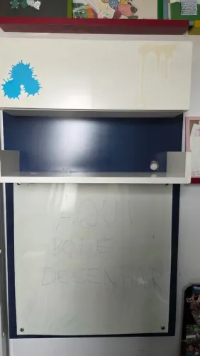 Armário com baú e lousa para quarto de crianças