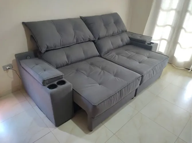 Sofá retrátil com carregador de celular e porta copos embutidos