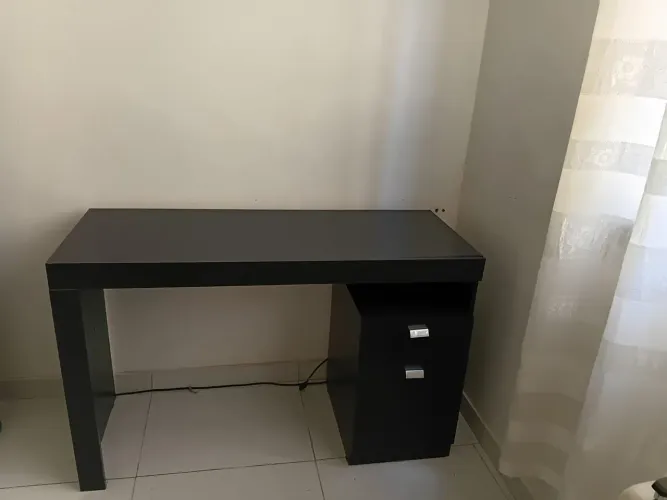Mesa de escritório com gavetas