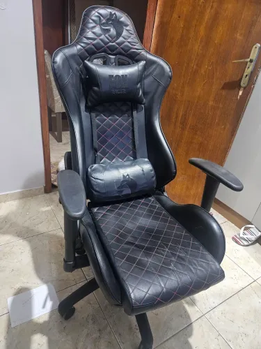 Cadeira Gamer Fox preta com linhas vermelhas