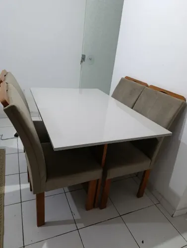 Mesa de jantar com 4 cadeiras
