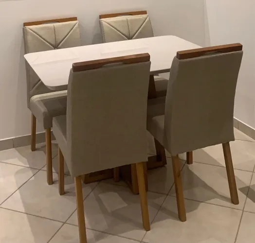 Vendo - Mesa 4 lugares c/ tampo de vidro e pés madeira maciça