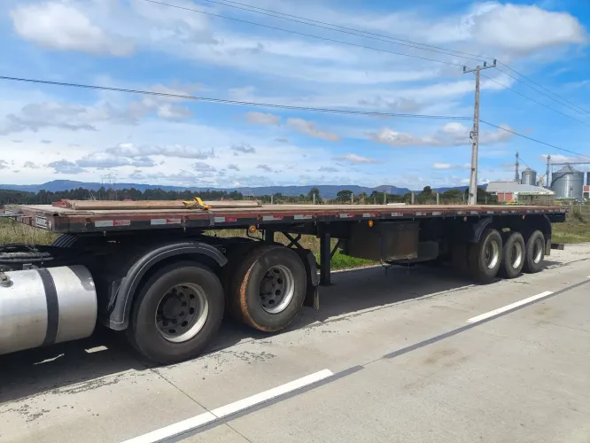 Carreta porta container carga seca