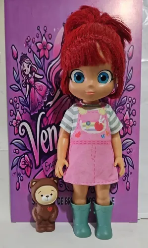 boneca Rainbow Ruby acompanhada de seu ursinho Choco