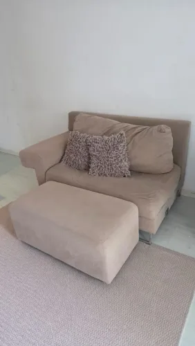 Sofã de dois lugares com Puff, mesa de escritório e 3 banquetas