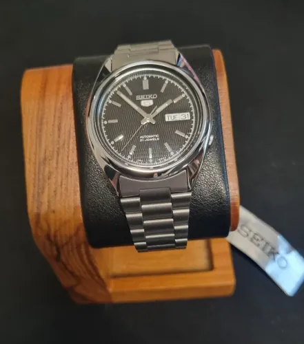 Relógio Seiko 5 Automático - Carbon Style
