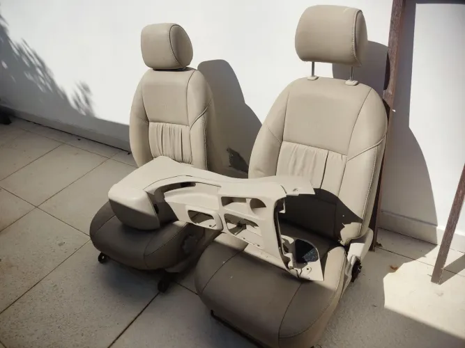 Bancos dianteiros couro Hilux + console central