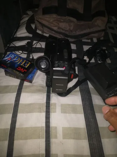 VENDO UMA FILMADORA PANASONIC,COM DUAS FITAS NOVAS E UM CARREGADOR ,BATERIA E FONE